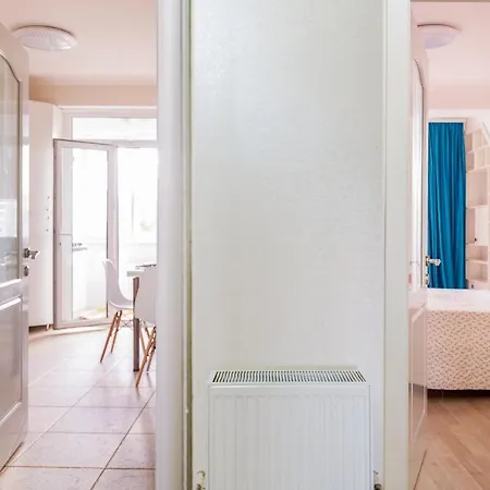 In The Heart Of City, 1-2 Bedrooms With An In-house Restaurant