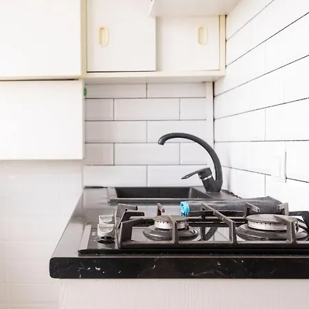 In The Heart Of City, 1-2 Bedrooms With An In-house Restaurant *