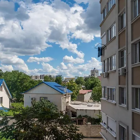 In The Heart Of City, 1-2 Bedrooms With An In-house Restaurant