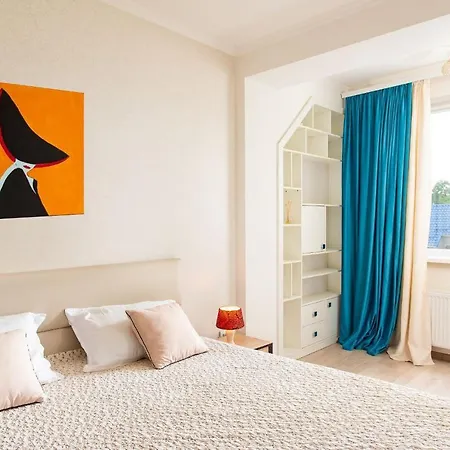 In The Heart Of City, 1-2 Bedrooms With An In-house Restaurant Apartment *