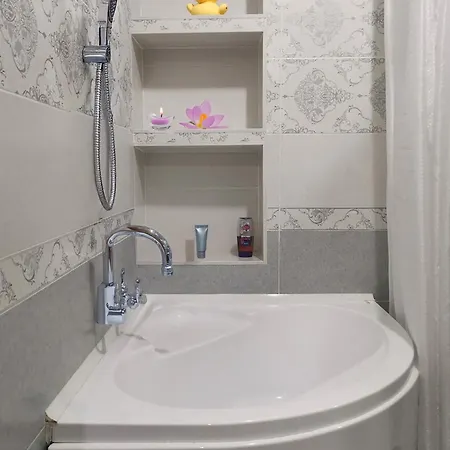 In The Heart Of City, 1-2 Bedrooms With An In-house Restaurant *
