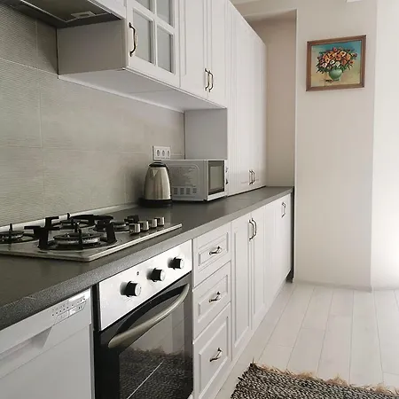 Apartment In The Heart Of City, 1-2 Bedrooms With An In-house Restaurant *