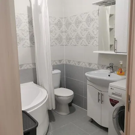 Apartment In The Heart Of City, 1-2 Bedrooms With An In-house Restaurant
