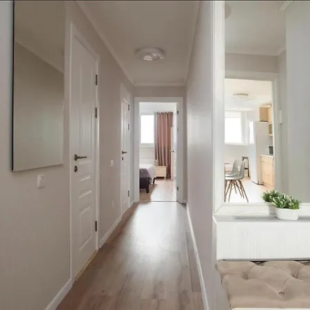 Apartment In The Heart Of City, 1-2 Bedrooms With An In-house Restaurant *