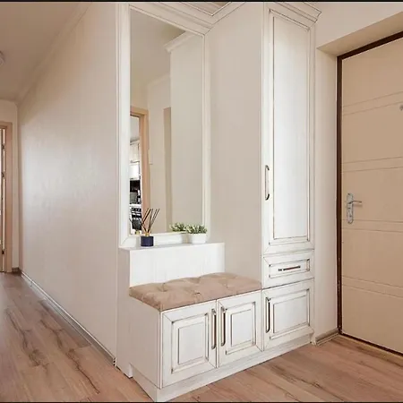 In The Heart Of City, 1-2 Bedrooms With An In-house Restaurant Apartment *