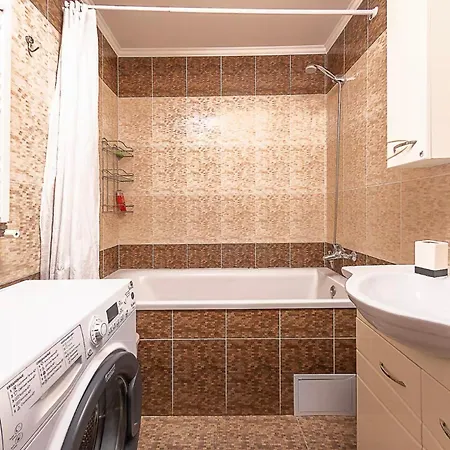 In The Heart Of City, 1-2 Bedrooms With An In-house Restaurant Apartment