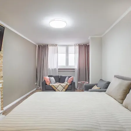 In The Heart Of City, 1-2 Bedrooms With An In-house Restaurant Apartment